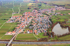 Vue aérienne de Vue de la ville au-delà de l'A65 depuis l'ouest à Kirrweiler dans le département Rhénanie-Palatinat, Allemagne