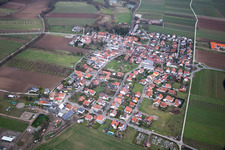 Vue aérienne de Champs agricoles et surfaces utilisables à Großfischlingen dans le département Rhénanie-Palatinat, Allemagne