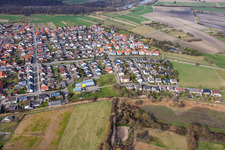 Vue aérienne de Rue Huttenheimer à le quartier Rußheim in Dettenheim dans le département Bade-Wurtemberg, Allemagne