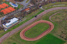 Vue aérienne de Circuit et tribune de l'Association de sport automobile de Herxheim à Herxheim bei Landau dans le département Rhénanie-Palatinat, Allemagne
