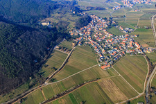 Vue aérienne de Ville viticole au bord du Haardt au sud à Gleisweiler dans le département Rhénanie-Palatinat, Allemagne