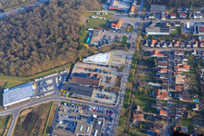 Vue aérienne de NETTO et ALDI sur la Lauterburger Straße à Kandel dans le département Rhénanie-Palatinat, Allemagne
