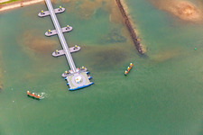 Vue aérienne de Ferry et gare maritime entre Seltz sur le Rhin en Alsace et Plittersdorf à Seltz dans le département Bas Rhin, France