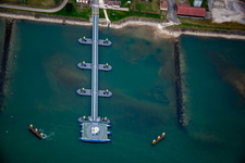 Vue aérienne de Ferry et gare maritime entre Seltz sur le Rhin en Alsace et Plittersdorf à le quartier Plittersdorf in Rastatt dans le département Bade-Wurtemberg, Allemagne