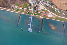 Vue aérienne de Ferry et gare maritime entre Seltz sur le Rhin en Alsace et Plittersdorf à Seltz dans le département Bas Rhin, France