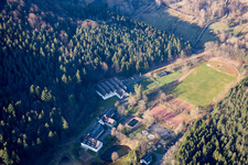 Vue aérienne de Terrain de sport à Heilsbach à Schönau dans le département Rhénanie-Palatinat, Allemagne