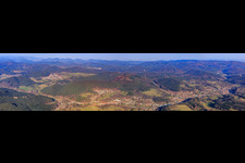 Vue aérienne de Panorama du village depuis l'ouest à Bruchweiler-Bärenbach dans le département Rhénanie-Palatinat, Allemagne