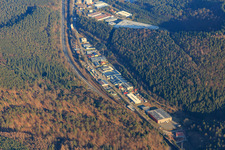 Zone industrielle Alte Bundesstraße dans le Queichtal vue de l'ouest à Hauenstein dans le département Rhénanie-Palatinat, Allemagne hors des airs