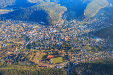 Vue aérienne de Aperçu de la ville de la chaussure depuis le nord à Hauenstein dans le département Rhénanie-Palatinat, Allemagne