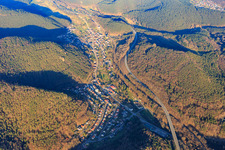 Vue aérienne de Vue du village le soir entre la voie ferrée et la B10 dans le Queichtal depuis l'ouest à Wilgartswiesen dans le département Rhénanie-Palatinat, Allemagne