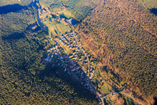 Vue oblique de Vue du village le soir entre la voie ferrée et la B10 dans le Queichtal depuis l'ouest à Wilgartswiesen dans le département Rhénanie-Palatinat, Allemagne