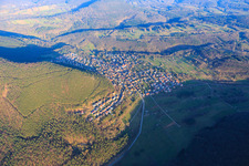 Vue aérienne de Village de la forêt du Palatinat vu du nord-ouest à Wernersberg dans le département Rhénanie-Palatinat, Allemagne