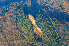 Vue aérienne de Rochers d'escalade d'Asselstein à Annweiler am Trifels dans le département Rhénanie-Palatinat, Allemagne