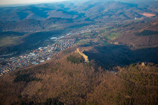 Enregistrement par drone de Château de Trifels à Annweiler am Trifels dans le département Rhénanie-Palatinat, Allemagne