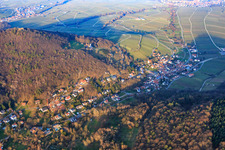Vue aérienne de Trifelsstr dans le Birnbachtal depuis le sud-ouest dans la lumière du soir à Leinsweiler dans le département Rhénanie-Palatinat, Allemagne