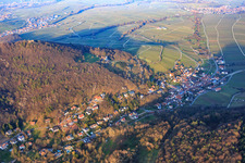 Vue aérienne de Trifelsstr dans le Birnbachtal depuis le sud-ouest dans la lumière du soir à Leinsweiler dans le département Rhénanie-Palatinat, Allemagne