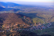 Vue oblique de Trifelsstr dans le Birnbachtal depuis le sud-ouest dans la lumière du soir à Leinsweiler dans le département Rhénanie-Palatinat, Allemagne
