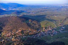 Trifelsstr dans le Birnbachtal depuis le sud-ouest dans la lumière du soir à Leinsweiler dans le département Rhénanie-Palatinat, Allemagne hors des airs