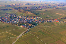 Vue aérienne de Village viticole sous le petit Kalmit du sud-ouest à le quartier Ilbesheim in Ilbesheim bei Landau in der Pfalz dans le département Rhénanie-Palatinat, Allemagne