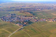 Vue aérienne de Village viticole sous le petit Kalmit du sud-ouest à le quartier Ilbesheim in Ilbesheim bei Landau in der Pfalz dans le département Rhénanie-Palatinat, Allemagne