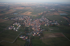 Vue aérienne de Champs agricoles et surfaces utilisables à Impflingen dans le département Rhénanie-Palatinat, Allemagne