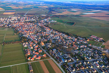 Vue aérienne de Rue principale vue de l'ouest à Insheim dans le département Rhénanie-Palatinat, Allemagne
