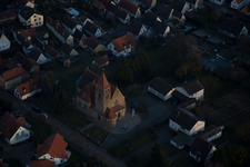 Vue aérienne de Église catholique au centre du village à Insheim dans le département Rhénanie-Palatinat, Allemagne
