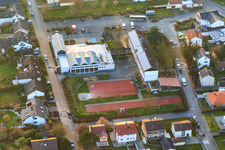 Vue aérienne de École primaire « Am Mandelbaum » et centre communautaire du village à Rohrbach dans le département Rhénanie-Palatinat, Allemagne