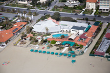 Vue aérienne de Paysage côtier sur la plage de sable de la mer Ligure à Forte dei Marmi dans le département Lucca, Italie