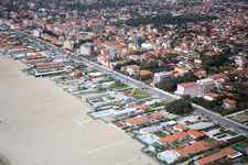 Vue aérienne de Paysage côtier sur la plage de sable de la mer Ligure à Forte dei Marmi dans le département Lucca, Italie