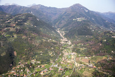 Vue aérienne de Valdicastelle à Valdicastello dans le département Toscane, Italie