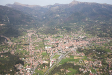 Vue aérienne de Camaiore dans le département Toscane, Italie