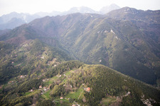 Vue aérienne de Valdicastello dans le département Toscane, Italie