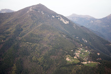 Vue oblique de Valdicastello dans le département Toscane, Italie