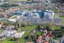 Vue aérienne de Terrain clinique de l'hôpital Nuova Ospedale Apuano à Massa dans le département Massa-Carrara, Italie