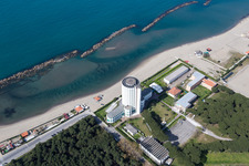 Vue aérienne de Complexe hôtelier de grande hauteur Colonia marina Edoardo Agnelli à Villaggio Torre Marina sur la plage de sable de la mer Ligure à Massa dans le département Massa-Carrara, Italie