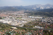 Vue aérienne de Avenza dans le département Toscane, Italie