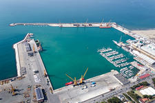 Vue aérienne de Installations portuaires sur la côte de la mer Ligure dans la commune de Marina di Carrara à Carrara dans le département Massa-Carrara, Italie