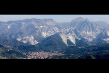 Vue aérienne de Panorama des carrières d'extraction et d'extraction du marbre à Carrara dans le département Massa-Carrara, Italie