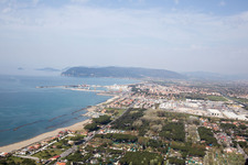 Vue d'oiseau de Avenza dans le département Toscane, Italie