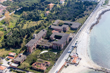 Vue aérienne de Complexe de maisons de vacances dans le parc de vacances délabré Colonia Ettore Motta à Massa dans le département Massa-Carrara, Italie