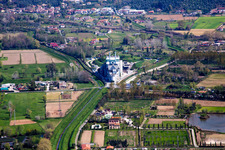 Vue aérienne de Bâtiment en forme de navire dans les locaux de l'usine ERSU Spa à Pietrasanta dans le département Lucca, Italie