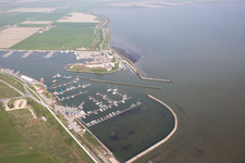 Vue aérienne de Marina avec amarres pour bateaux de plaisance et amarres pour bateaux au bord de l'Adriatique en Émilie-Romagne à Goro dans le département Ferrara, Italie