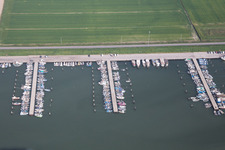 Photographie aérienne de Marina avec amarres pour bateaux de plaisance et amarres pour bateaux au bord de l'Adriatique en Émilie-Romagne à Goro dans le département Ferrara, Italie