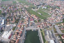 Port de plaisance avec postes d'amarrage et postes d'amarrage pour bateaux de plaisance sur les rives de la mer Adriatique en Émilie-Romagne à Goro dans le département Ferrara, Italie vue d'en haut