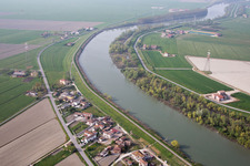 Vue aérienne de Polesinello dans le département Vénétie, Italie