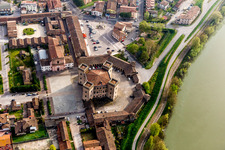 Vue aérienne de Quatre tours du château de Robinie / Castello di Mesola - Delizia Estense sur les rives du Pô en Émilie-Romagne à Mesola dans le département Ferrara, Italie