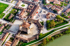 Photographie aérienne de Quatre tours du château de Robinie / Castello di Mesola - Delizia Estense sur les rives du Pô en Émilie-Romagne à Mesola dans le département Ferrara, Italie