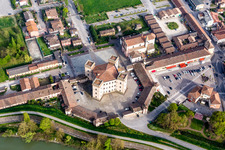 Vue oblique de Quatre tours du château de Robinie / Castello di Mesola - Delizia Estense sur les rives du Pô en Émilie-Romagne à Mesola dans le département Ferrara, Italie
