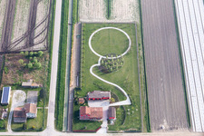 Vue aérienne de Parc avec chemin circulaire à Monticelli en Émilie-Romagne à Mesola dans le département Ferrara, Italie